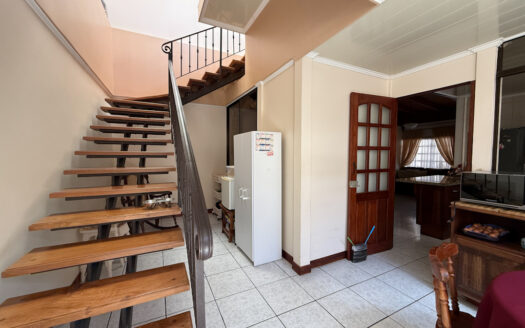 Casa de 2 Plantas, con 5 Habitaciones en Residencial Jardines de Moravia COD 145597