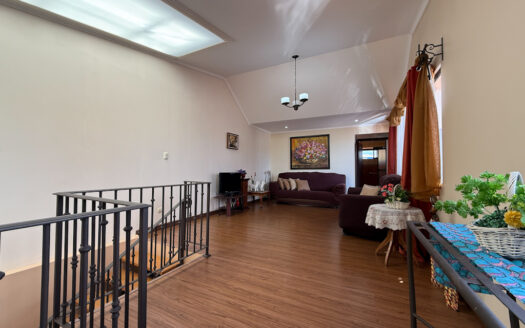 Casa de 2 Plantas, con 5 Habitaciones en Residencial Jardines de Moravia COD 145597