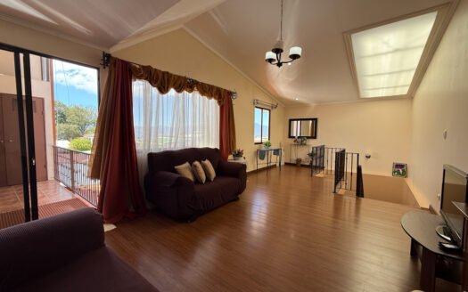 Casa de 2 Plantas, con 5 Habitaciones en Residencial Jardines de Moravia COD 145597