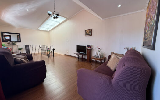 Casa de 2 Plantas, con 5 Habitaciones en Residencial Jardines de Moravia COD 145597