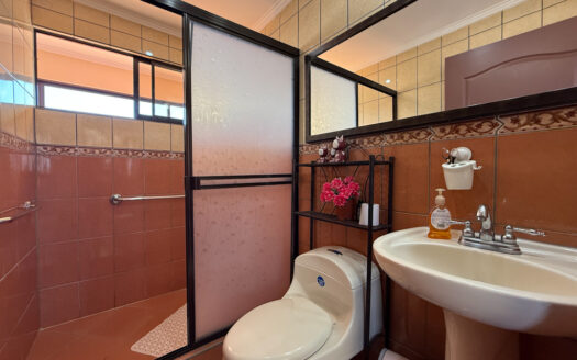 Casa de 2 Plantas, con 5 Habitaciones en Residencial Jardines de Moravia COD 145597