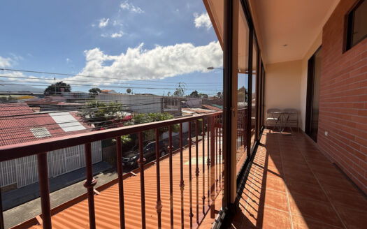 Casa de 2 Plantas, con 5 Habitaciones en Residencial Jardines de Moravia COD 145597