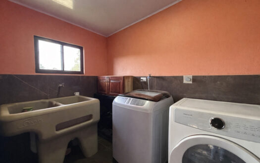 Hermosa Casa en Terreno de 2.503 m2, en la Zona de La Colmena, Cascajal de Coronado COD 145544