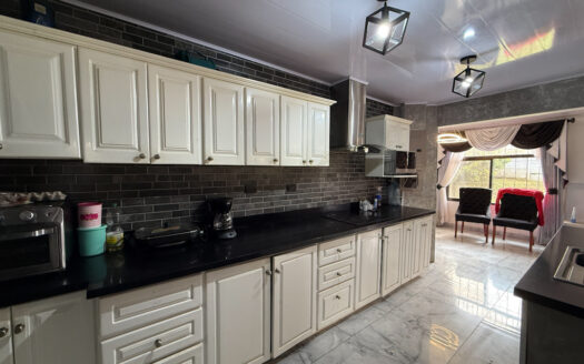 Hermosa Casa en Terreno de 2.503 m2, en la Zona de La Colmena, Cascajal de Coronado COD 145544