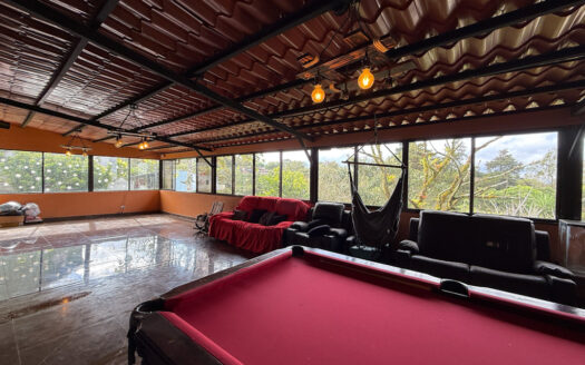 Hermosa Casa en Terreno de 2.503 m2, en la Zona de La Colmena, Cascajal de Coronado COD 145544