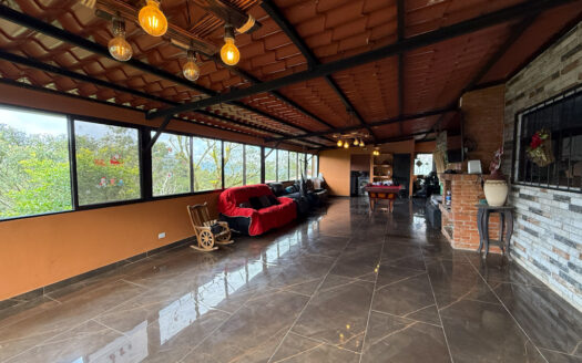 Hermosa Casa en Terreno de 2.503 m2, en la Zona de La Colmena, Cascajal de Coronado COD 145544