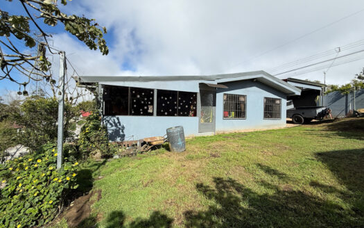 Hermosa Casa en Terreno de 2.503 m2, en la Zona de La Colmena, Cascajal de Coronado COD 145544