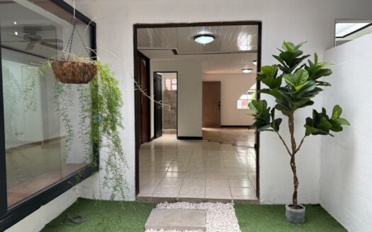 Casa en Residencial Seguro, Con Mucha Iluminación en la Zona de Dulce Nombre de Coronado COD 144736