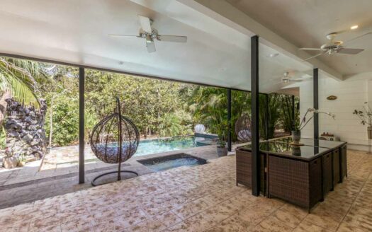 Casa y 2 Aptos en 10,984m2 de terreno con Potencial de Renta🌿 COD:144170