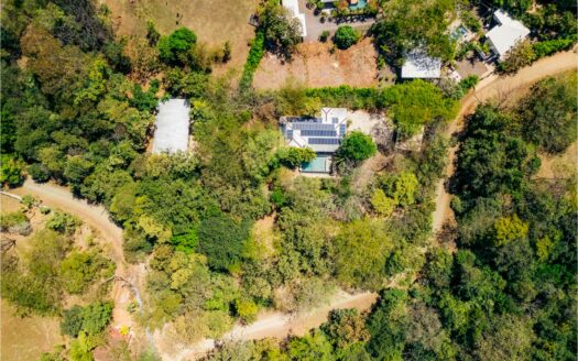 Casa y 2 Aptos en 10,984m2 de terreno con Potencial de Renta🌿 COD:144170