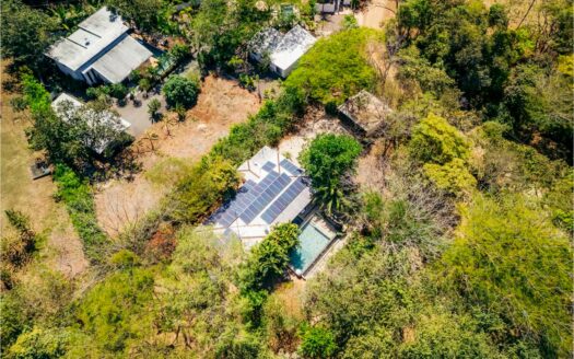 Casa y 2 Aptos en 10,984m2 de terreno con Potencial de Renta🌿 COD:144170