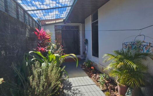 Amplia Casa Comercial En Venta Frente a Plaza Tropicana Con Uso De Suelo Mixto. COD. 144299