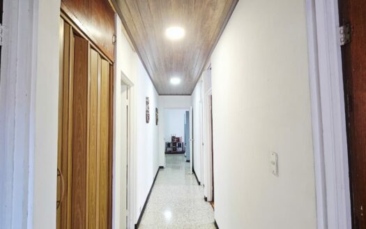 Amplia Casa Comercial En Venta Frente a Plaza Tropicana Con Uso De Suelo Mixto. COD. 144299