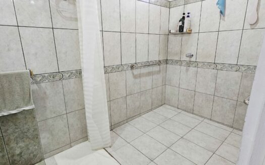 Amplia Casa Comercial En Venta Frente a Plaza Tropicana Con Uso De Suelo Mixto. COD. 144299