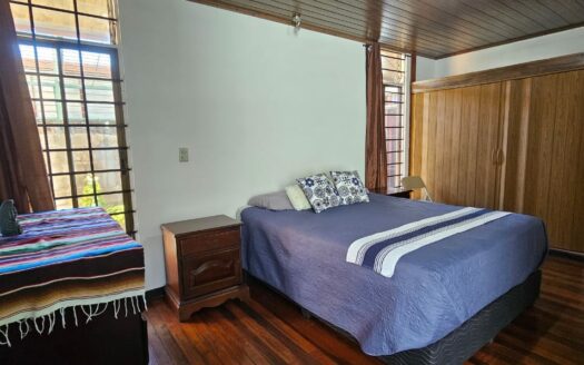 Amplia Casa Comercial En Venta Frente a Plaza Tropicana Con Uso De Suelo Mixto. COD. 144299