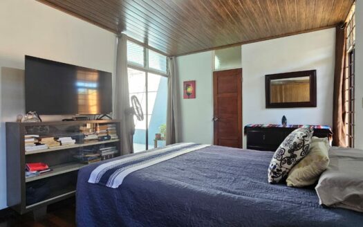 Amplia Casa Comercial En Venta Frente a Plaza Tropicana Con Uso De Suelo Mixto. COD. 144299