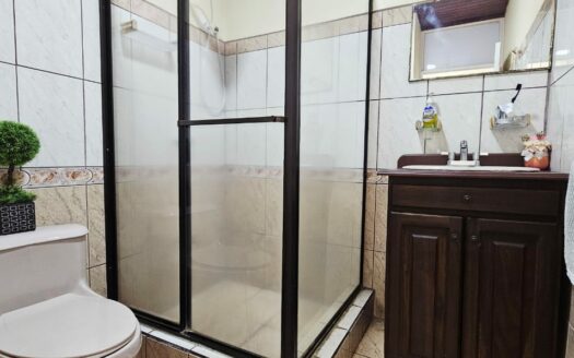 Amplia Casa Comercial En Venta Frente a Plaza Tropicana Con Uso De Suelo Mixto. COD. 144299