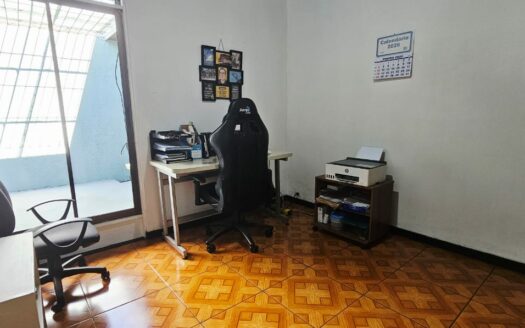 Amplia Casa Comercial En Venta Frente a Plaza Tropicana Con Uso De Suelo Mixto. COD. 144299