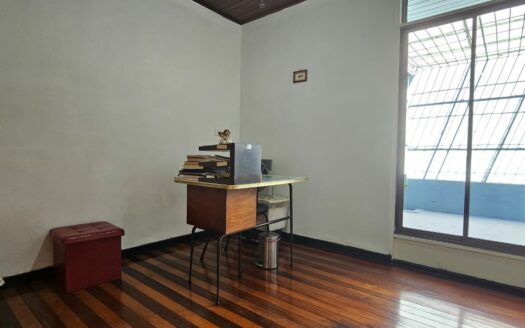 Amplia Casa Comercial En Venta Frente a Plaza Tropicana Con Uso De Suelo Mixto. COD. 144299