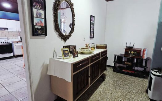 Amplia Casa Comercial En Venta Frente a Plaza Tropicana Con Uso De Suelo Mixto. COD. 144299