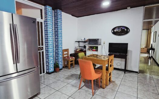 Amplia Casa Comercial En Venta Frente a Plaza Tropicana Con Uso De Suelo Mixto. COD. 144299