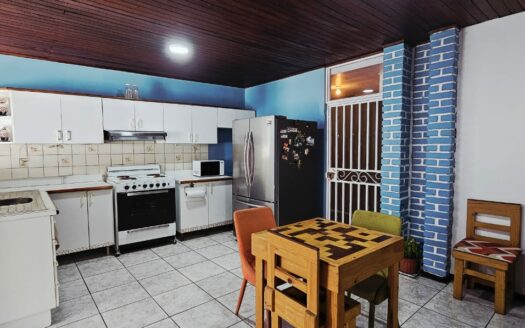 Amplia Casa Comercial En Venta Frente a Plaza Tropicana Con Uso De Suelo Mixto. COD. 144299