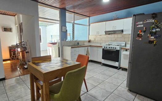 Amplia Casa Comercial En Venta Frente a Plaza Tropicana Con Uso De Suelo Mixto. COD. 144299