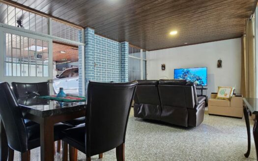 Amplia Casa Comercial En Venta Frente a Plaza Tropicana Con Uso De Suelo Mixto. COD. 144299