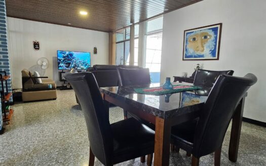 Amplia Casa Comercial En Venta Frente a Plaza Tropicana Con Uso De Suelo Mixto. COD. 144299