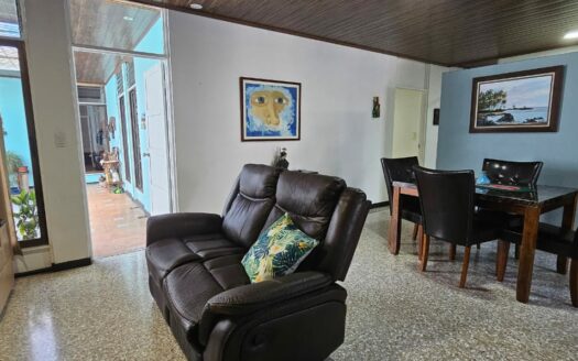 Amplia Casa Comercial En Venta Frente a Plaza Tropicana Con Uso De Suelo Mixto. COD. 144299