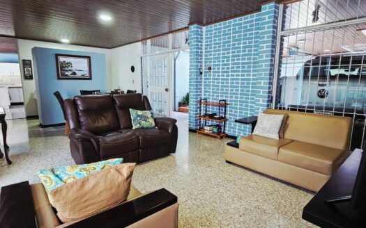 Amplia Casa Comercial En Venta Frente a Plaza Tropicana Con Uso De Suelo Mixto. COD. 144299