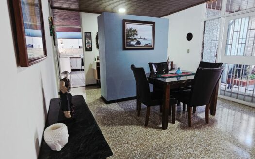 Amplia Casa Comercial En Venta Frente a Plaza Tropicana Con Uso De Suelo Mixto. COD. 144299