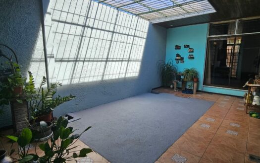 Amplia Casa Comercial En Venta Frente a Plaza Tropicana Con Uso De Suelo Mixto. COD. 144299