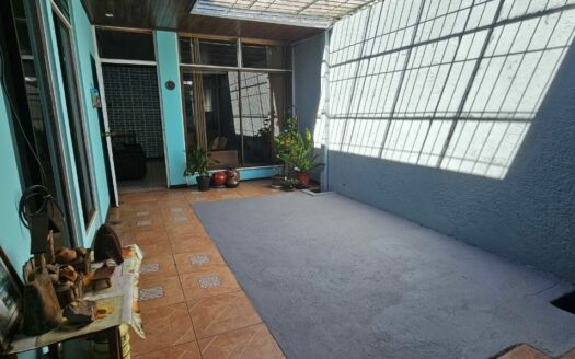Amplia Casa Comercial En Venta Frente a Plaza Tropicana Con Uso De Suelo Mixto. COD. 144299