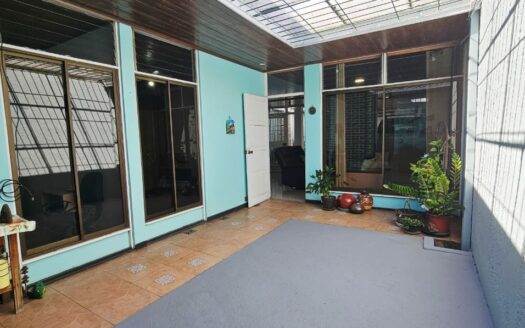 Amplia Casa Comercial En Venta Frente a Plaza Tropicana Con Uso De Suelo Mixto. COD. 144299