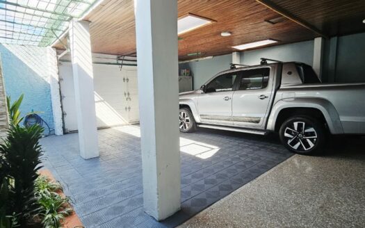 Amplia Casa Comercial En Venta Frente a Plaza Tropicana Con Uso De Suelo Mixto. COD. 144299