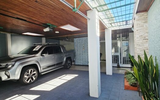 Amplia Casa Comercial En Venta Frente a Plaza Tropicana Con Uso De Suelo Mixto. COD. 144299