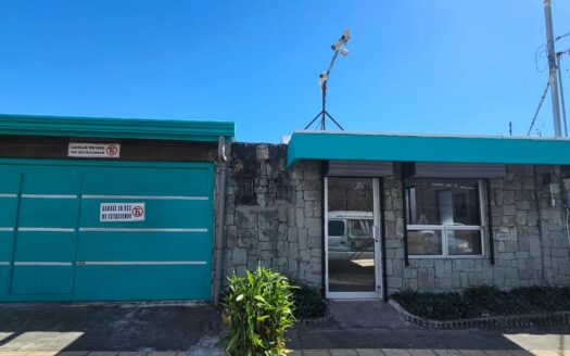 Amplia Casa Comercial En Venta Frente a Plaza Tropicana Con Uso De Suelo Mixto. COD. 144299