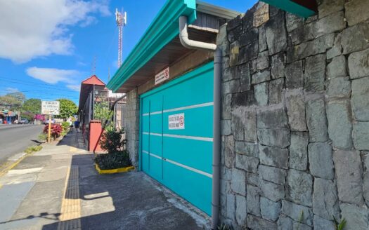 Amplia Casa Comercial En Venta Frente a Plaza Tropicana Con Uso De Suelo Mixto. COD. 144299