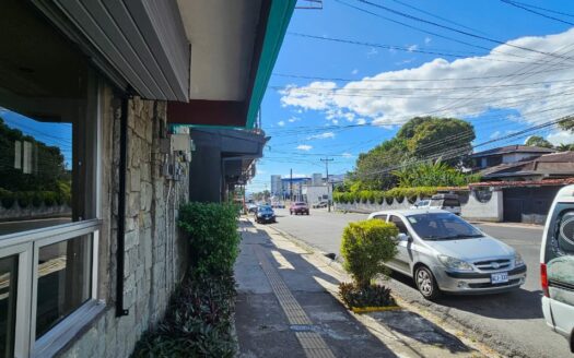 Amplia Casa Comercial En Venta Frente a Plaza Tropicana Con Uso De Suelo Mixto. COD. 144299