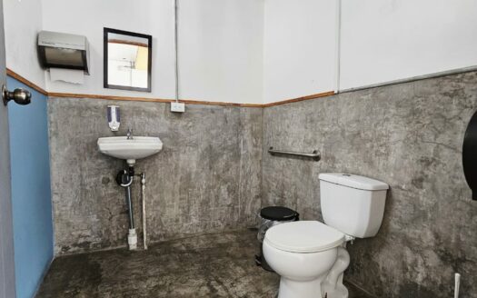 Amplia Casa Comercial En Venta Frente a Plaza Tropicana Con Uso De Suelo Mixto. COD. 144299