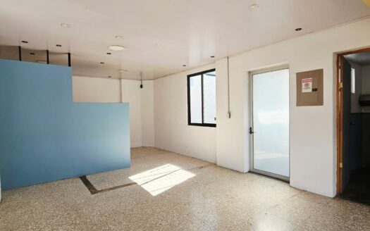 Amplia Casa Comercial En Venta Frente a Plaza Tropicana Con Uso De Suelo Mixto. COD. 144299