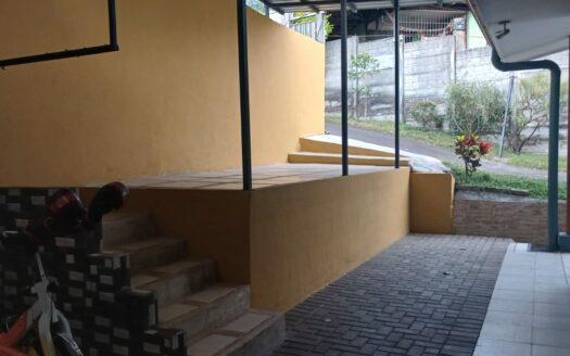 Casa En Venta De Una Planta En San Isidro De Alajuela Con Amplio Terreno de 718 m2. COD.