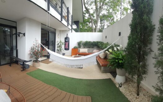 Viva en Escazú Oportunidad de Alquiler !!! Casa espaciosa y con increíbles vistas, en condominio. Cód 145105