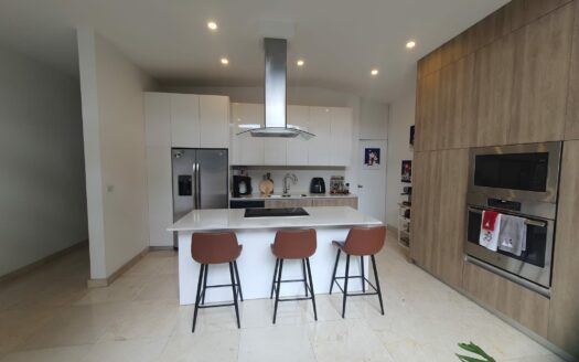 Viva en Escazú Oportunidad de Alquiler !!! Casa espaciosa y con increíbles vistas, en condominio. Cód 145105