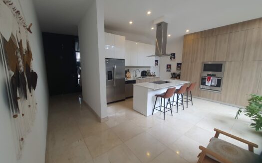 Viva en Escazú Oportunidad de Alquiler !!! Casa espaciosa y con increíbles vistas, en condominio. Cód 145105