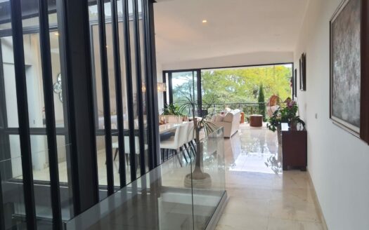 Viva en Escazú Oportunidad de Alquiler !!! Casa espaciosa y con increíbles vistas, en condominio. Cód 145105