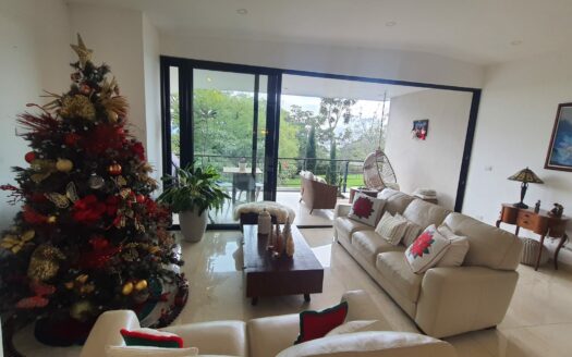 Viva en Escazú Oportunidad de Alquiler !!! Casa espaciosa y con increíbles vistas, en condominio. Cód 145105