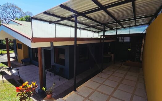 Casa En Venta De Una Planta En San Isidro De Alajuela Con Amplio Terreno de 718 m2. COD. 144847