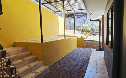 Casa En Venta De Una Planta En San Isidro De Alajuela Con Amplio Terreno de 718 m2. COD. 144847